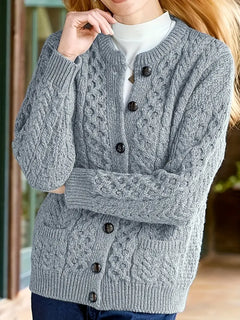 ELEGANTER KABELSTRICK-CARDIGAN | STILVOLL, KOMFORTABEL, VIELSEITIG in Silbergrau