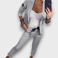 Verena – Moderner Blazer-Zweiteiler in Grau