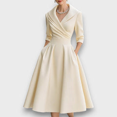 Lina – Satiniertes Midikleid in Beige