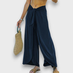 Narella – Sommerhose mit Wickeleffekt und Bindegürtel in Blau