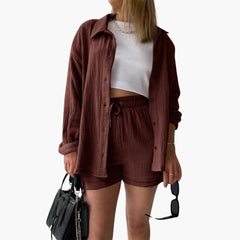 Zweiteiliges Set mit Shorts für Damen - lässiger Sommerlook in Braun