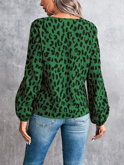 Daphne - Damenbluse mit V-Ausschnitt und Leopardenmuster