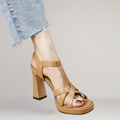Anna® | Handgefertigte Sandale aus Kunstleder mit hohem Absatz in Beige