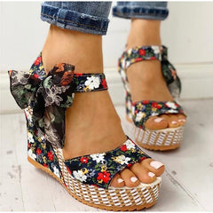 Marika® | Plateau-Sandalen mit Blumenmuster in Schwarz