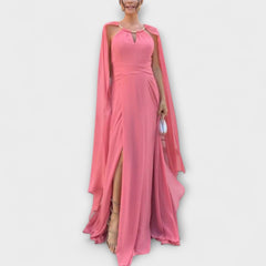 Mabel - Elegantes Maxikleid mit Cape-Ärmeln und hohem Schlitz" 

Rewritten: "Mabel - Stilvolles Maxikleid mit schwingenden Cape-Ärmeln und verführerischem Schlitz in Rosa