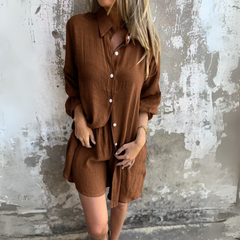 Nora | Lässiges Set aus schlichter Bluse und Shorts in Braun