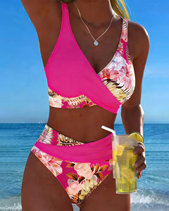Bikini mit Blumenmuster, markantem Kontrast und verführerischem Seitenschlitz in Fuchsienrot