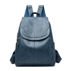 Kristlaug | Eleganter und leichter Rucksack in zartem Weißton in Hellblau