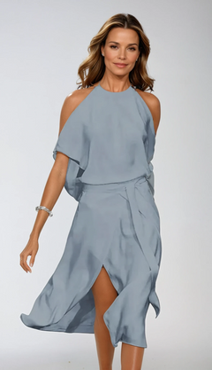 Akira - Elegantes Kleid mit modischen Schulterausschnitten. in Grau