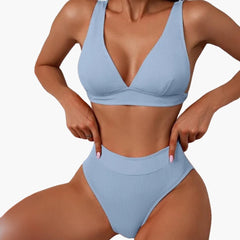 Geripptes Damen-Bikini-Set mit breiten Trägern für den Sommer in Hellblau