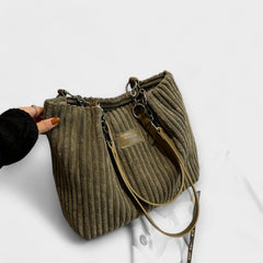 Malva – Weiche Schultertasche aus Velours in Grün