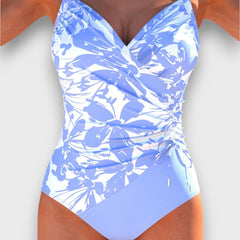 Nerine – Schwarzer Badeanzug mit raffiniertem Twist in Hellblau
