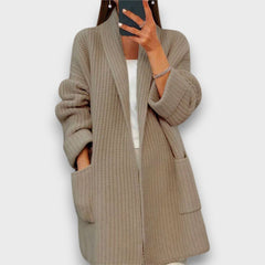 Winnie – Strickjacke mit Taschen in Camel