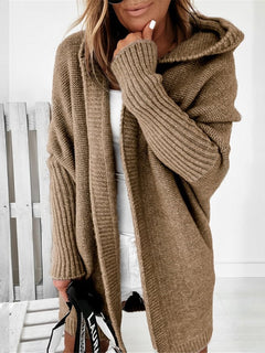 Vivi - Halblange Jacke mit Kapuze und regelmäßigen Nähten in Braun