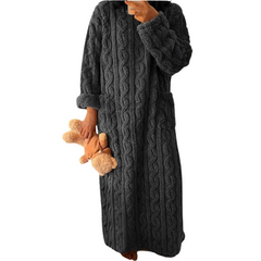 Warmes Pulloverkleid aus Kabelstrick für Damen in Grau
