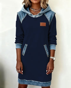 Viktoria – Lässiges Kleid Mit Kapuze und Denim Einsätzen in Blau