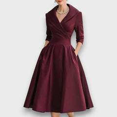 Lina – Satiniertes Midikleid in Burgunderrot