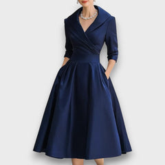 Lina – Satiniertes Midikleid in Marineblau
