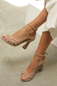 Marona  | Patchwork-Sandalen mit runder Spitze und schmalem Absatz in Braun