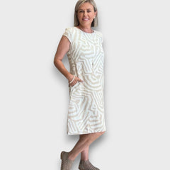 Zareni – Fließendes Kleid mit künstlerischem Print in Weiß