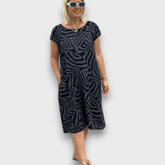 Zareni – Fließendes Kleid mit künstlerischem Print in Schwarz