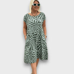 Zareni – Fließendes Kleid mit künstlerischem Print in Grün
