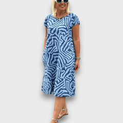 Zareni – Fließendes Kleid mit künstlerischem Print in Blau