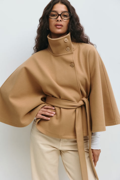 Lara™ | Cape-Mantel mit Taillengürtel & Stehkragen in Beige
