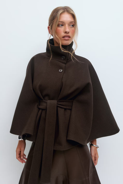 Lara™ | Cape-Mantel mit Taillengürtel & Stehkragen in Braun