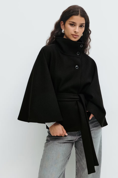 Lara™ | Cape-Mantel mit Taillengürtel & Stehkragen in Schwarz