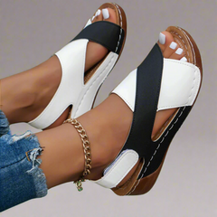 Alwine | Handgefertigte Wedgesandalen aus Premium-Material in Schwarz