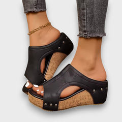 Raya – Keilsandalen mit Cut-Out-Design in Schwarz