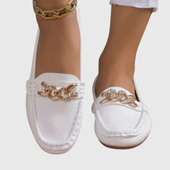 Regine | Damen Kettendetail Slip-On Loafer in Weiß