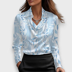 Melvine – Satiniert glänzende Bluse mit Drapierung in Hellblau 2