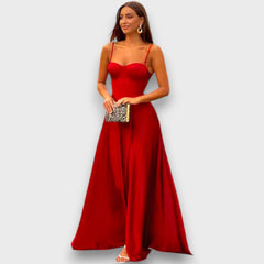 Victoria – Schulterfreies Abendkleid mit Rückenschnürung in Rot