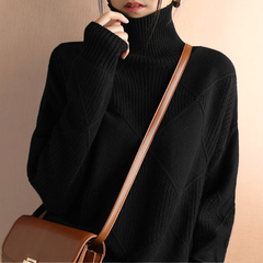Rauten-Rollkragenpullover – Raffinierte Wärme mit modernem Stil in Schwarz