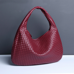 Estelle - Große handgewebte Schultertasche für Damen in Weinrot