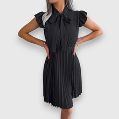 Nivara – Plissiertes Kleid mit femininer Note in Schwarz