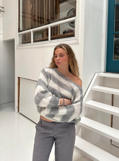 Alina | Lässiger gestreifter Damen-Strickpullover in Grau