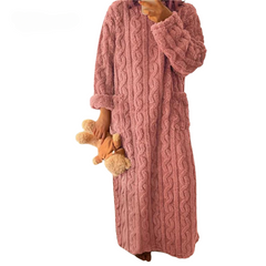 Warmes Pulloverkleid aus Kabelstrick für Damen in Rosa