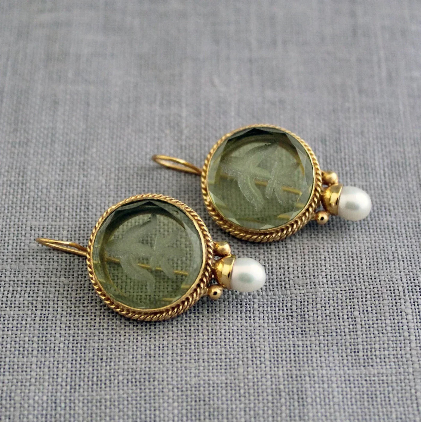 Penelope Vintage-Ohrringe mit grünen Steinen und Perle
