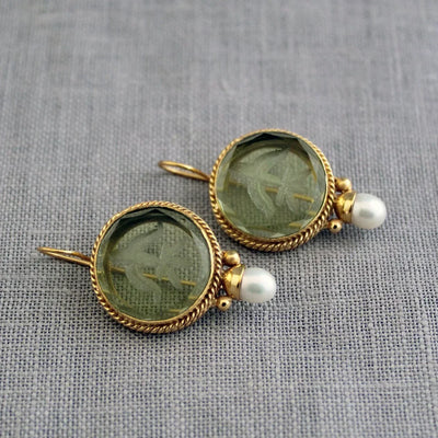 Penelope Vintage-Ohrringe mit grünen Steinen und Perle