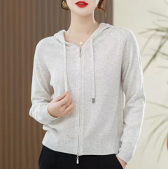 Kiana – Gestrickter Kaschmir-Hoodie in Weiß