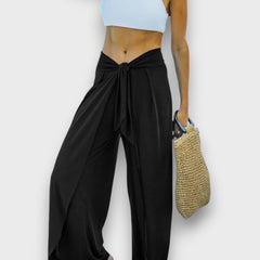 Narella – Sommerhose mit Wickeleffekt und Bindegürtel in Schwarz