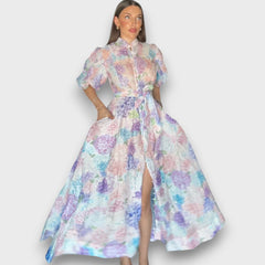 Celindra – Maxi-Kleid mit floraler Struktur und Bindegürtel in Violett