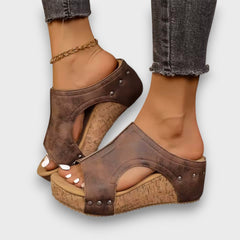 Raya – Keilsandalen mit Cut-Out-Design in Braun