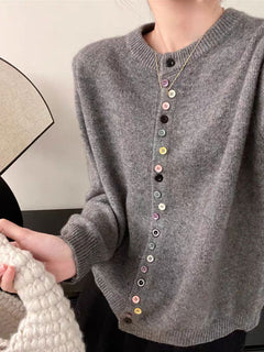 Beatrice - Klassische Strickjacke mit Rundhalsausschnitt in Grau (Almost sold out)