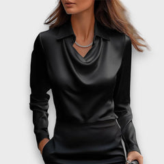 Melvine – Satiniert glänzende Bluse mit Drapierung in Schwarz