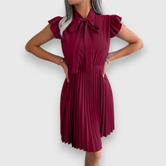 Nivara – Plissiertes Kleid mit femininer Note in Rot