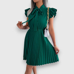 Nivara – Plissiertes Kleid mit femininer Note in Grün